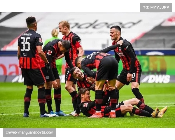 法兰克福控球传切体系成熟，后防线纪律成欧战关键